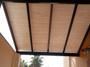 Techo de madera con vigas de poliuretano