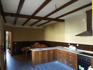 Cocina con vigas de poliuretano