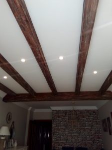 Salón con vigas de imitación madera