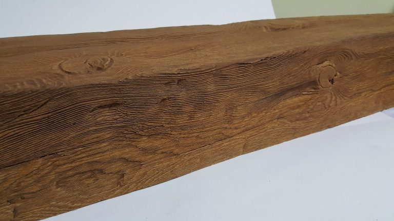 Viga de poliestireno con acabado de madera envejecida