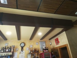 Bar con vigas de poliuretano