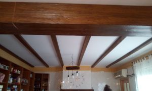 Techo con vigas de poliuretano y madera